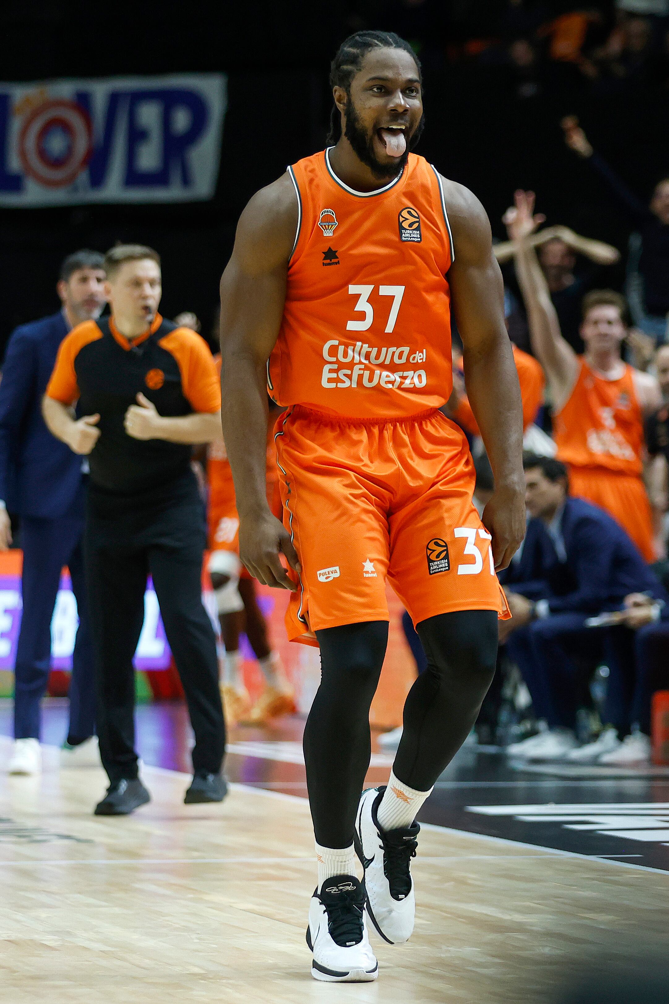 VALENCIA, 03/01/2024.- El alero nigeriano del Valencia Semi Ojeleye celebra una acción durante el encuentro ante el Anadolu Efes correspondiente a la jornada 18 de la EuroLiga que se disputa hoy miércoles en el pabellón de la Fuente San Luis, en Valencia. EFE/ Miguel Ángel Polo
