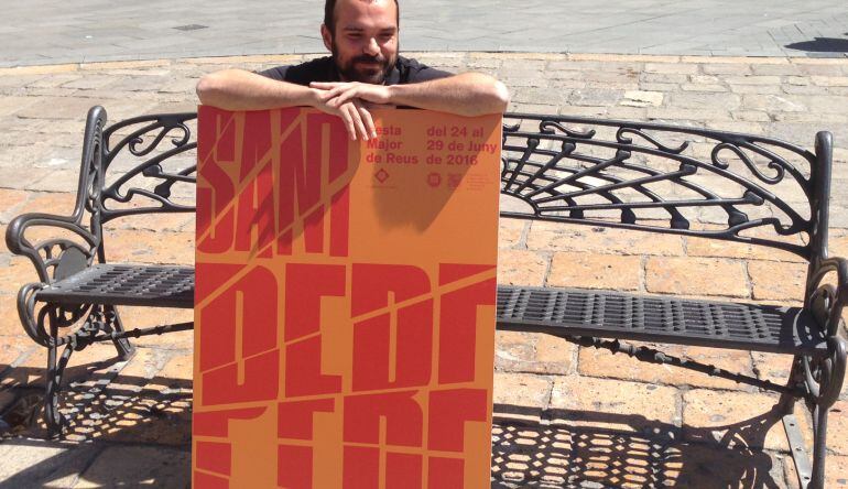 Josep Basora, autor del cartell, amb la seva creació.