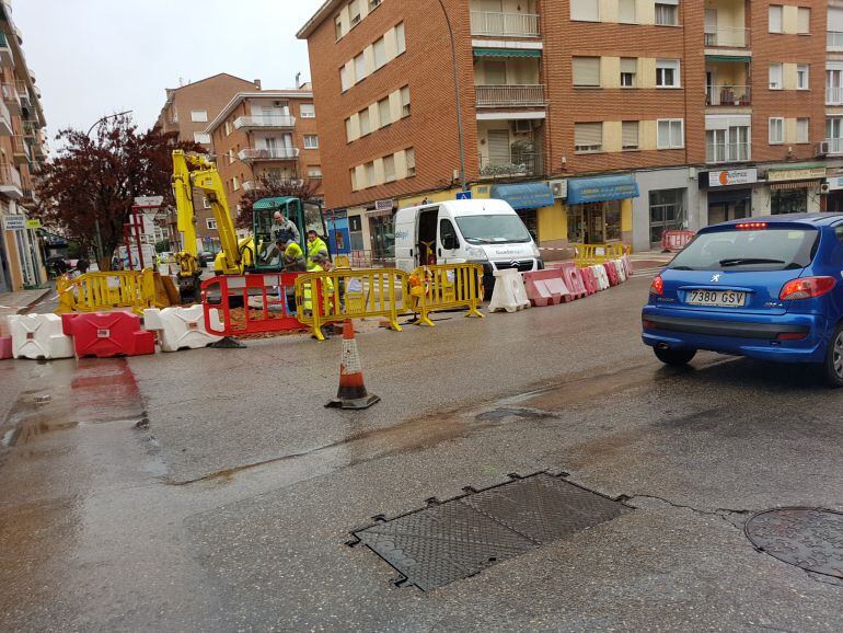 Trabajadores reparando una avería en Guadalajara