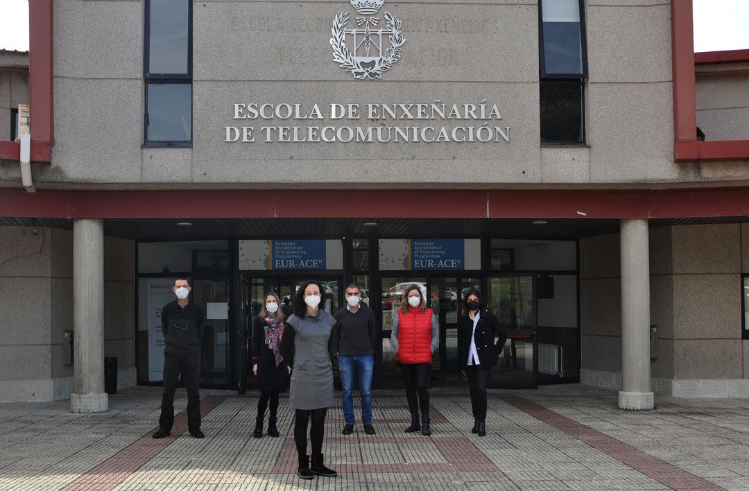 La directora de la Escola posando con su equipo directivo