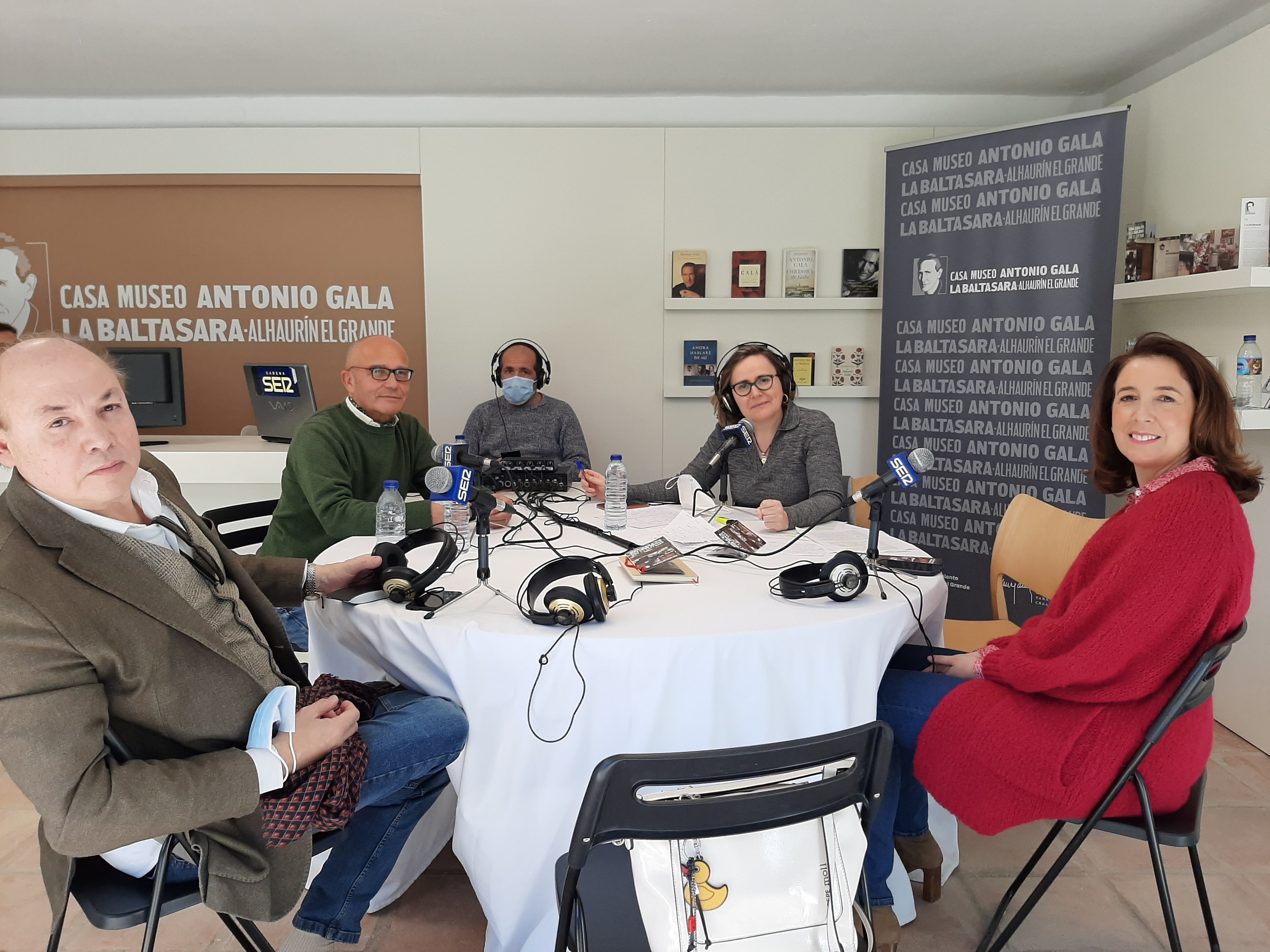 La radio en directo desde La Baltasara. De izquierda a derecha Alfredo taján, Luis Cárdenas, Esther Luque y Toñi Ledesma