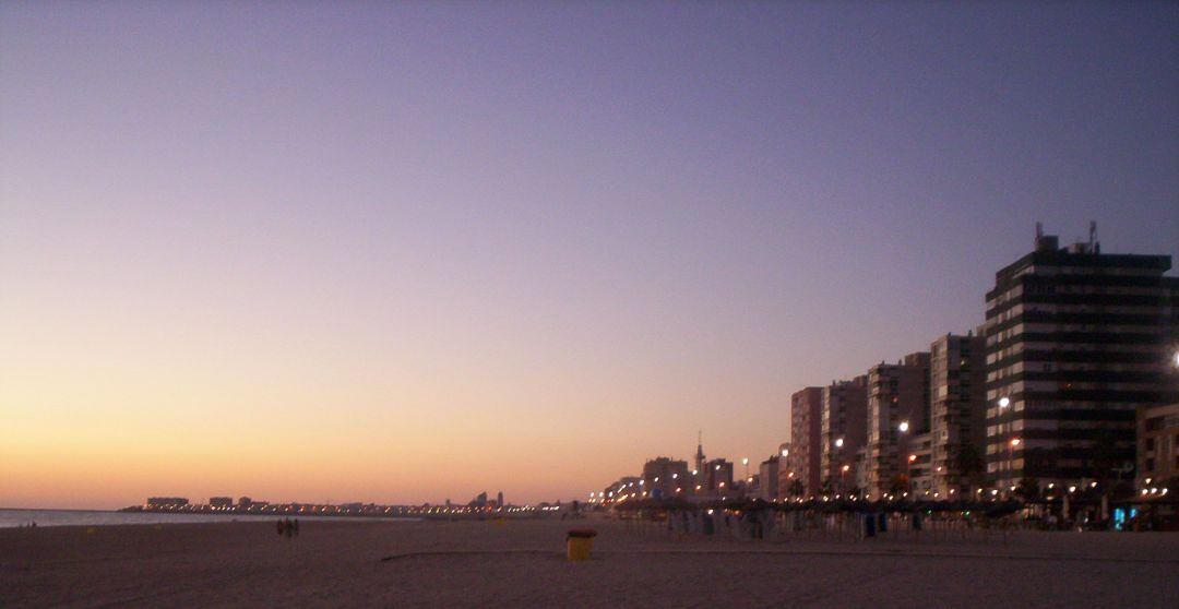 Imagen de la playa Victoria de Cádiz al anochecer