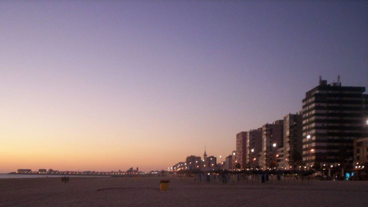 Una mujer fallece en la playa Victoria tras darse un baño nocturno