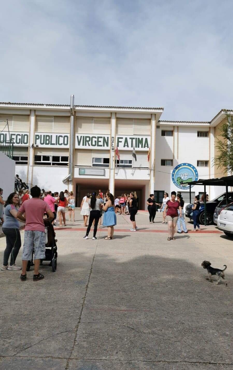 Acceso de escolares al colegio Virgen de Fátima