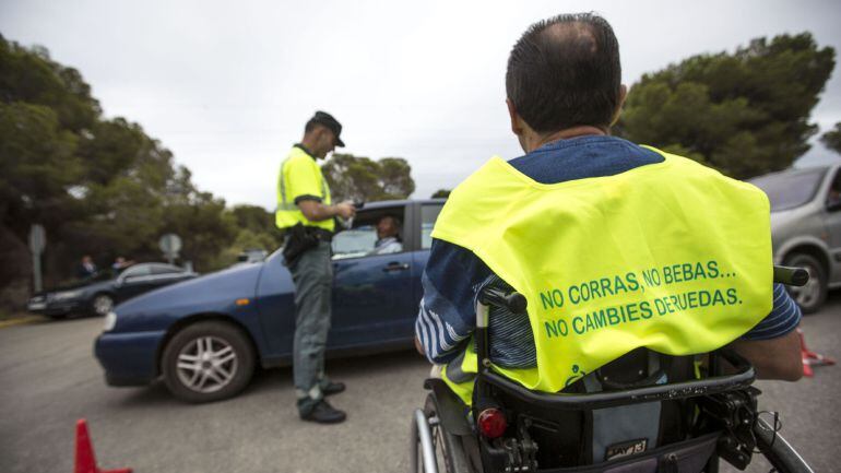 Lesionados modulares conciencian a los conductores, en los controles de la Dirección General de Tráfico, sobre la puesta a punto de sus vehículos, dentro de la campaña de prevención de lesión modular por accidentes. EFE Manuel Bruque.