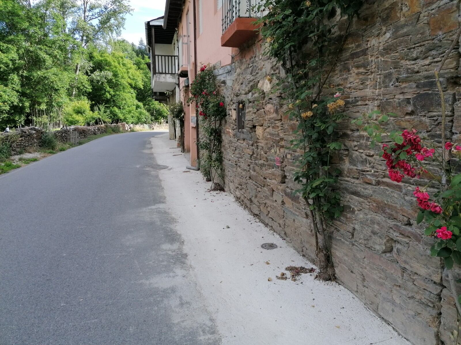 Terreno urbanizado a su encuentro con la carretera del Valle del Oza