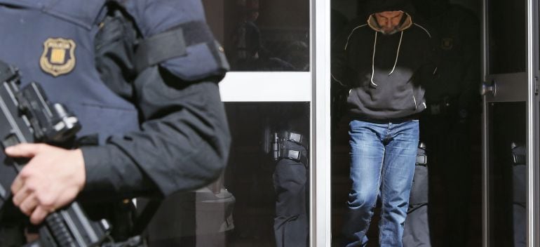 Agentes de los Mossos d&#039;Esquadra custodian a una de las nueve personas que han sido detenidas en el marco de una operación contra el terrorismo yihadista.