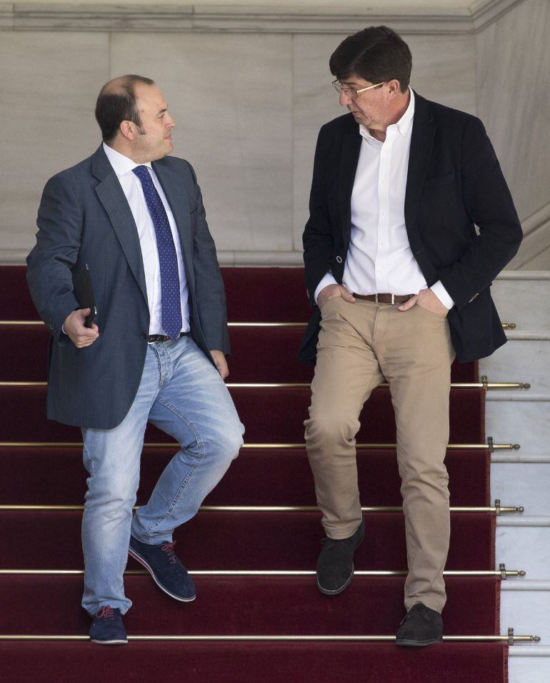 El líder andaluz de Ciudadanos, Juan Marín (d), junto al diputado de su grupo Julio Díaz (i) conversan poco antes de la sesión de control al Ejecutivo esta semana en el Parlamento de Andalucía en Sevilla