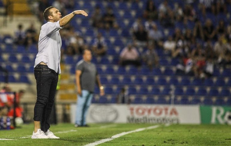 Luis García Tevenet, entrenador del Hércules CF, junto a José Luis Miñano