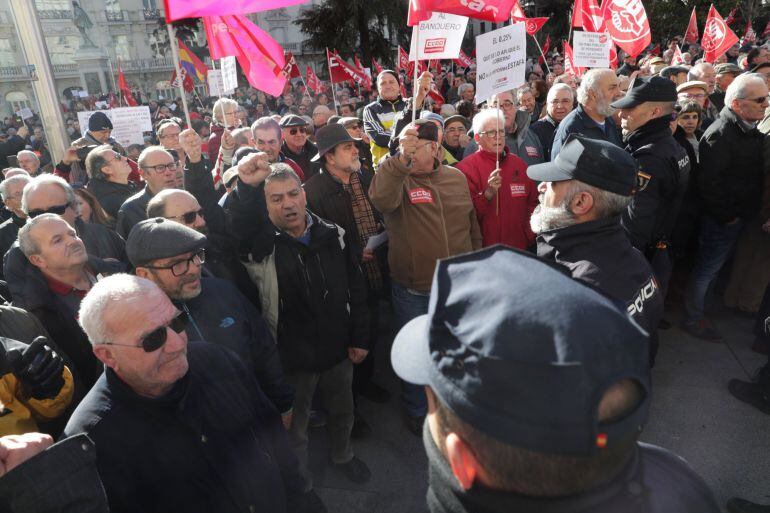 Centenares de pensionistas convocados por UGT y CCOO se concentran a las puertas del Congreso con gritos de "Más pensiones, menos ladrones"