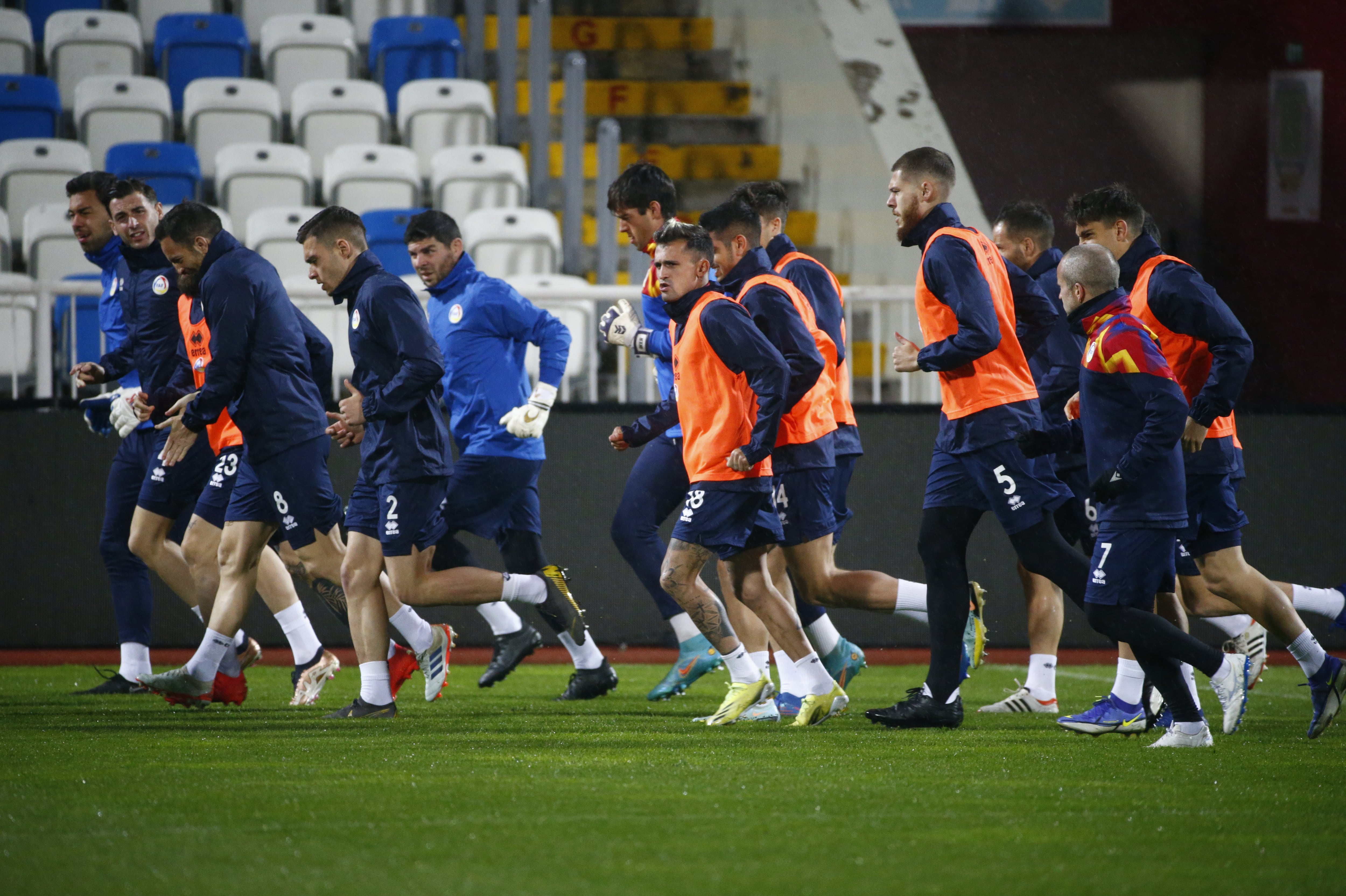 Un instant de l'entrenament de la selecció absoluta a Pristina, abans d'enfrontar a Kosovo avui.