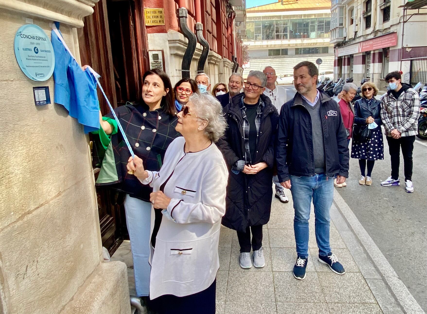 La nieta de Concha Espina, Paloma Sainz de la Maza decubriendo la placa en la calle Méndez Núñez número 3, en Santander.