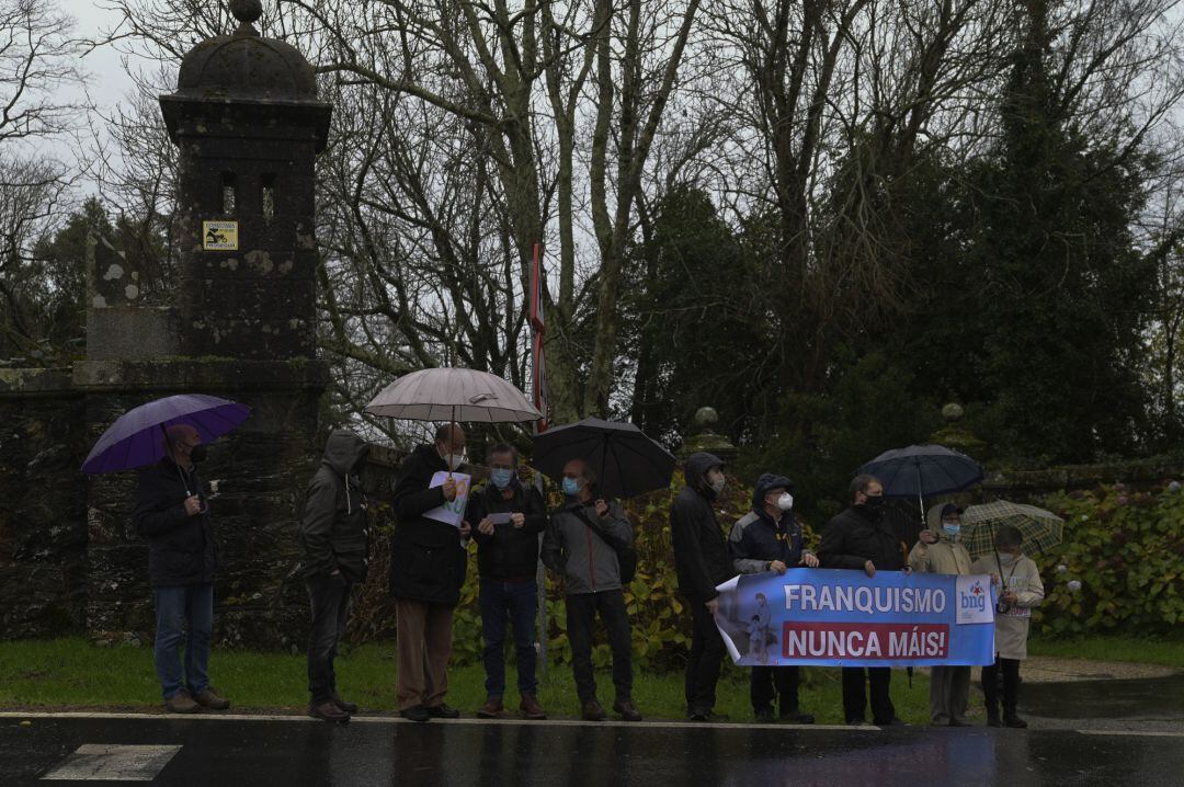 FOTOGALERÍA | Varias personas se concentran con una pancarta en la que puede leerse &#039;Franquismo nunca máis&#039; en el día de la entrega del pazo de Meirás al Estado, en Sada, A Coruña.