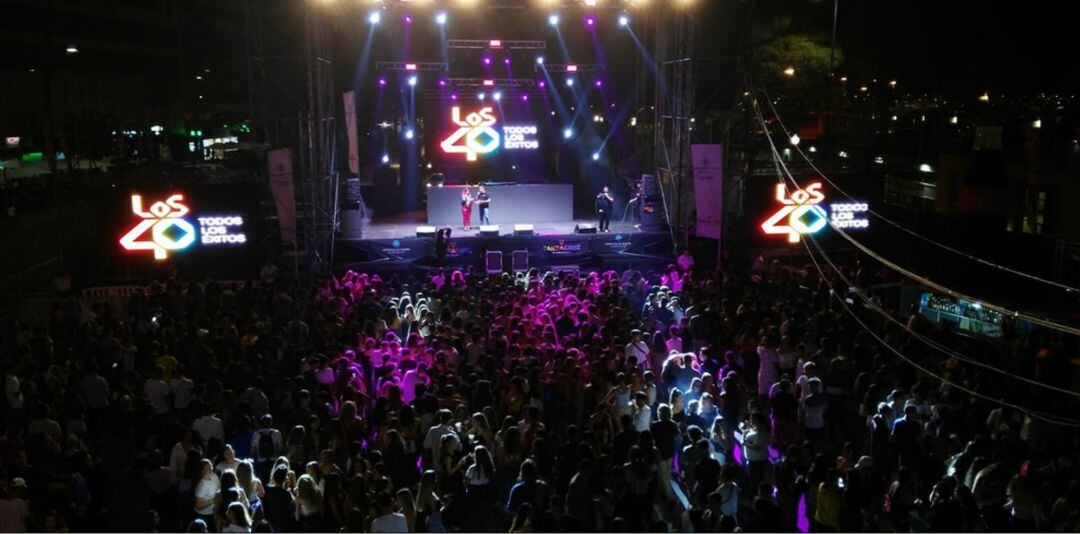 El escenario de Los40 Tenerife Pop, en el entorno de la Plaza de España, concentró a más de 25.000 personas este sábado