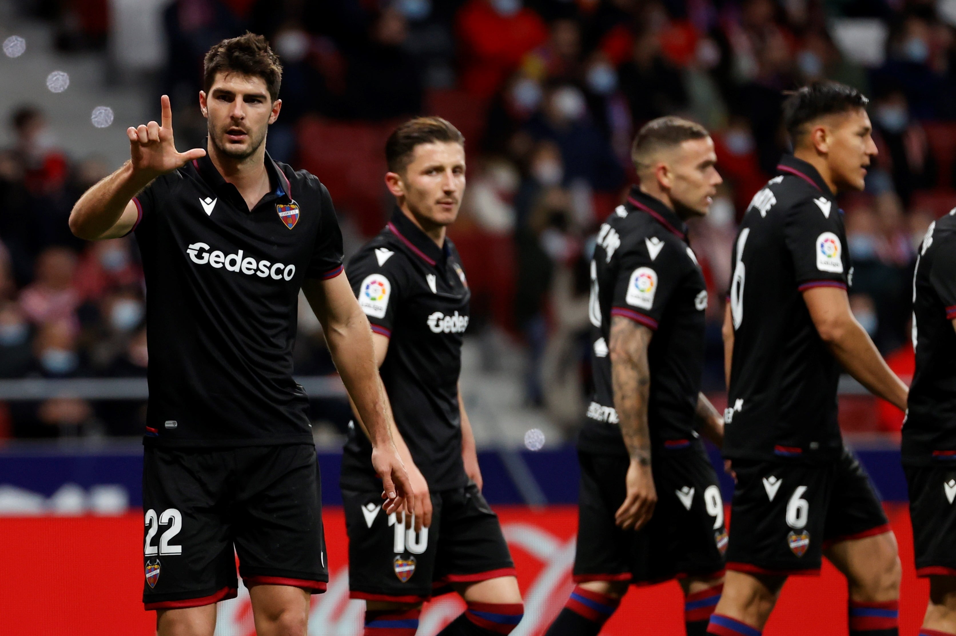 MADRID, 16/02/2022.- El centrocampista del Levante Gonzalo Melero (i) celebra tras marcar el 0-1 ante el Atlético de Madrid durante el partido aplazado de LaLiga, este miércoles en el Wanda Metropolitano. EFE/ Juanjo Martin
