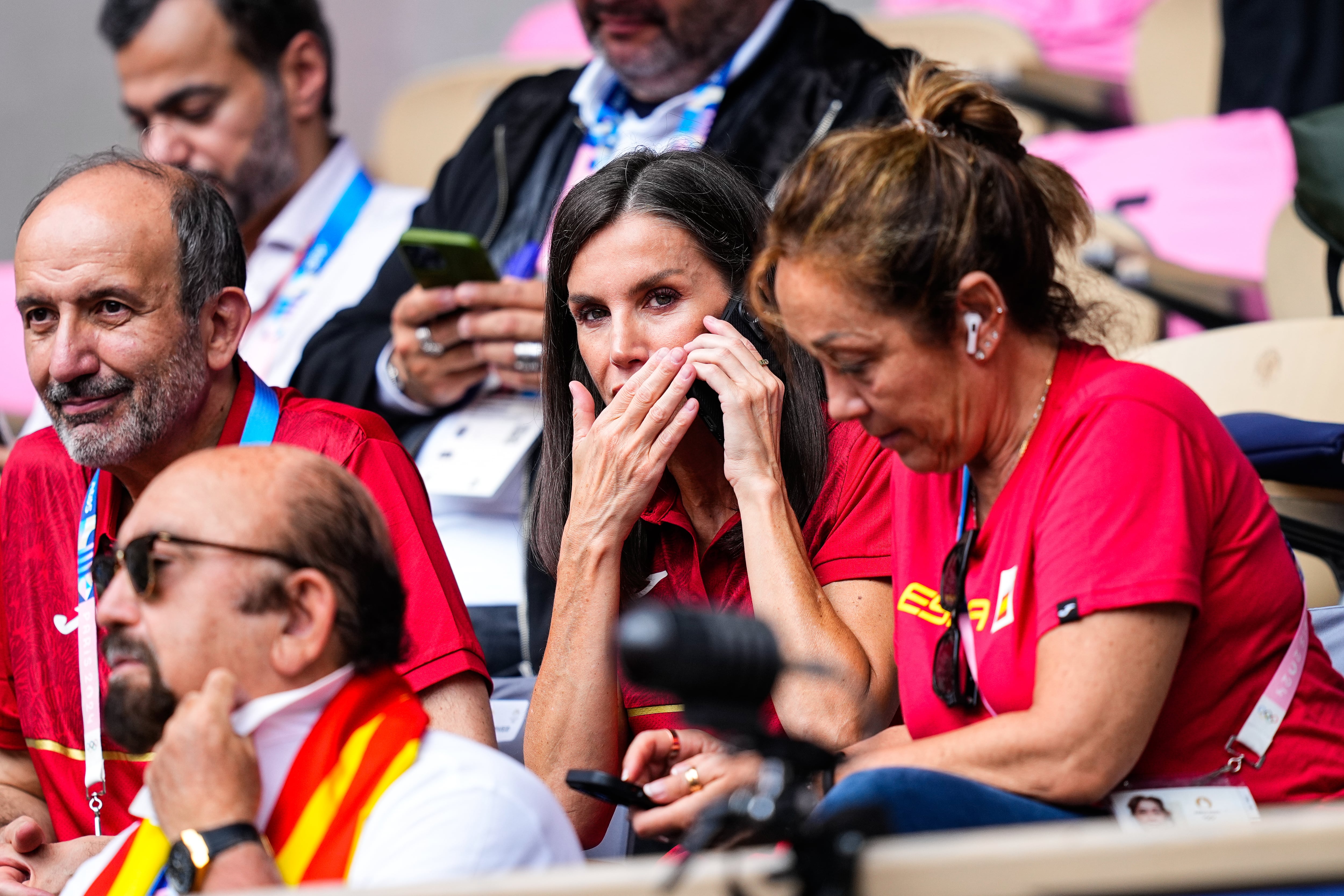 La reina Letizia habla por teléfono mientras sigue el partido de tenis de Carlos Alcaraz