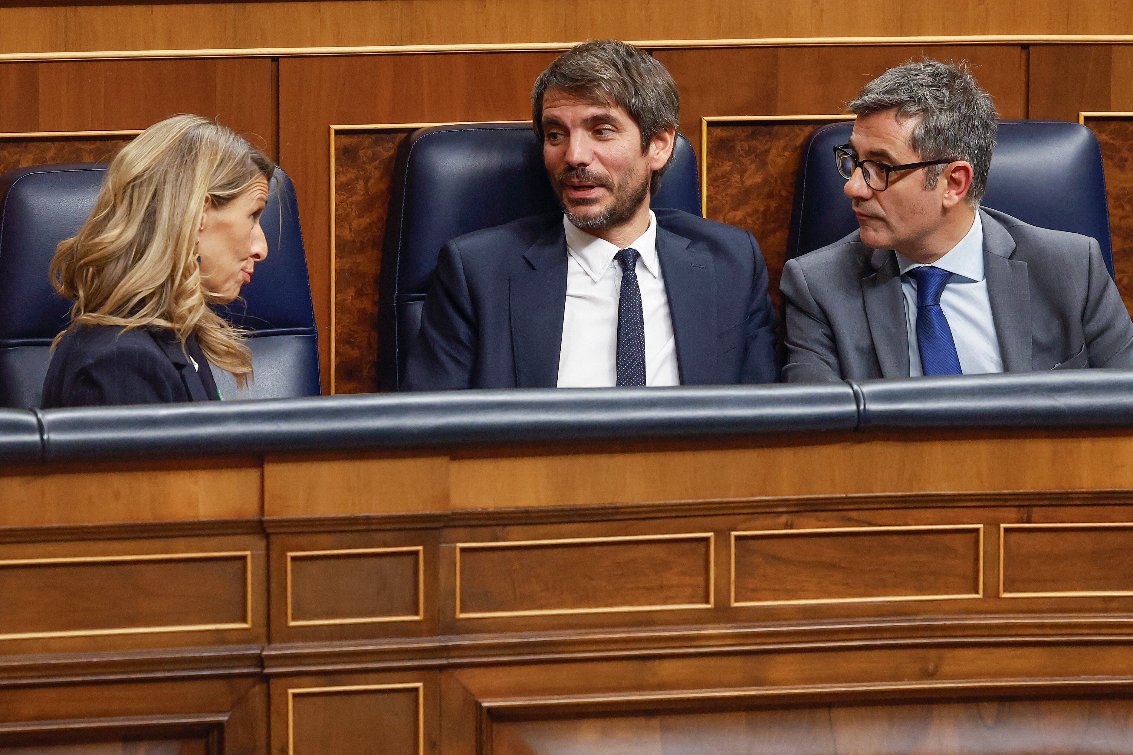 Los ministros de Trabajo, Yolanda Díaz, de Cultura, Ernest Urtasun y de la Presidencia, Félix Bolaños, durante el pleno que se ha celebrado este martes en el Congreso de los Diputados, en Madrid.