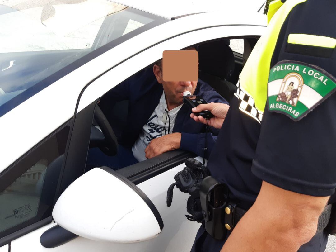 Un control policial en Algeciras.