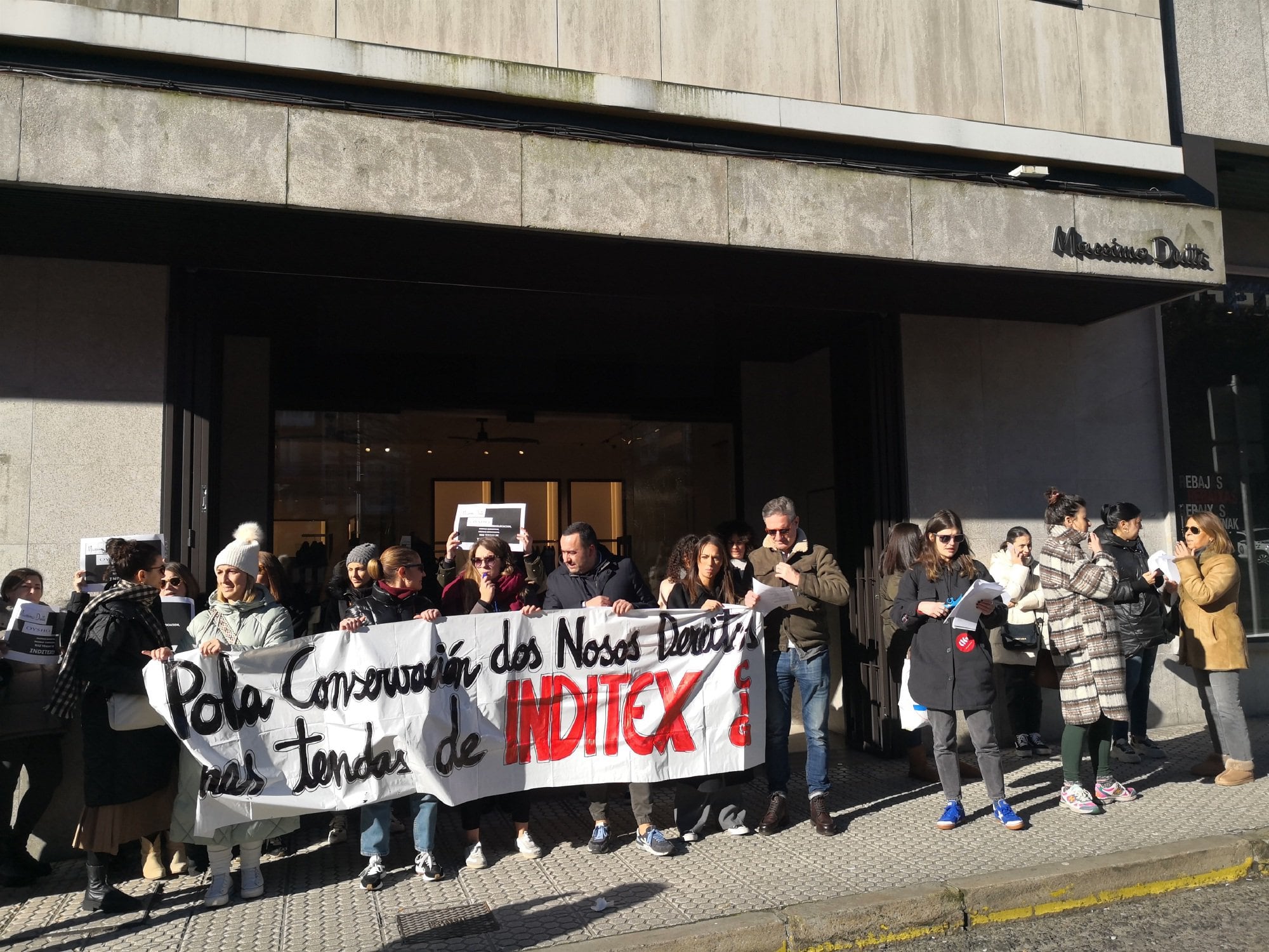 Concentración por el cierre de la tienda de Massimo Dutti en As Cancelas.