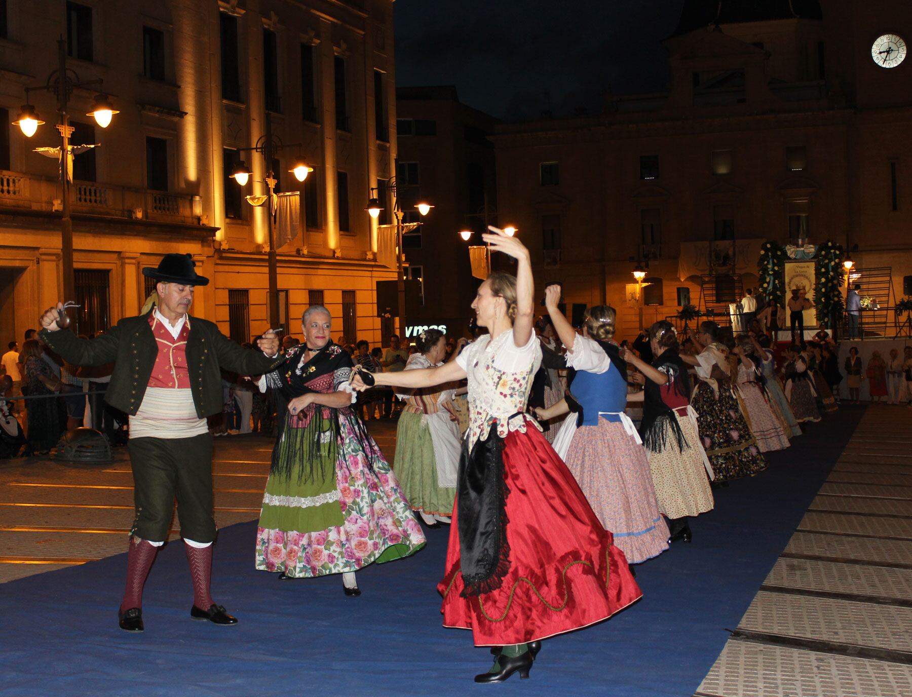 El Grup de Danses Carrascal abrió la comitiva con sus bailes tradicionales