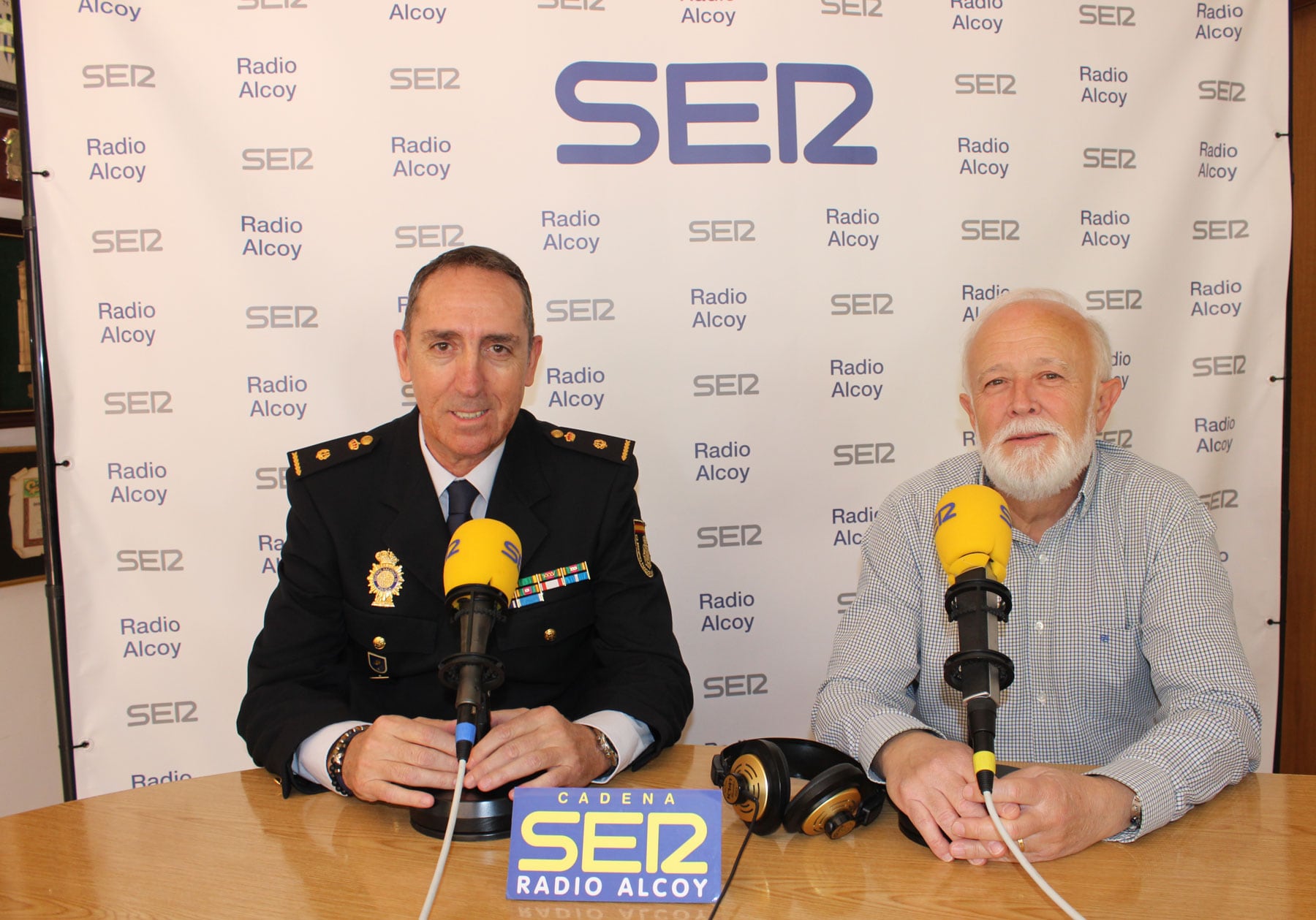 Jesús Sánchez y Juan José Olcina, en el estudio central de Radio Alcoy