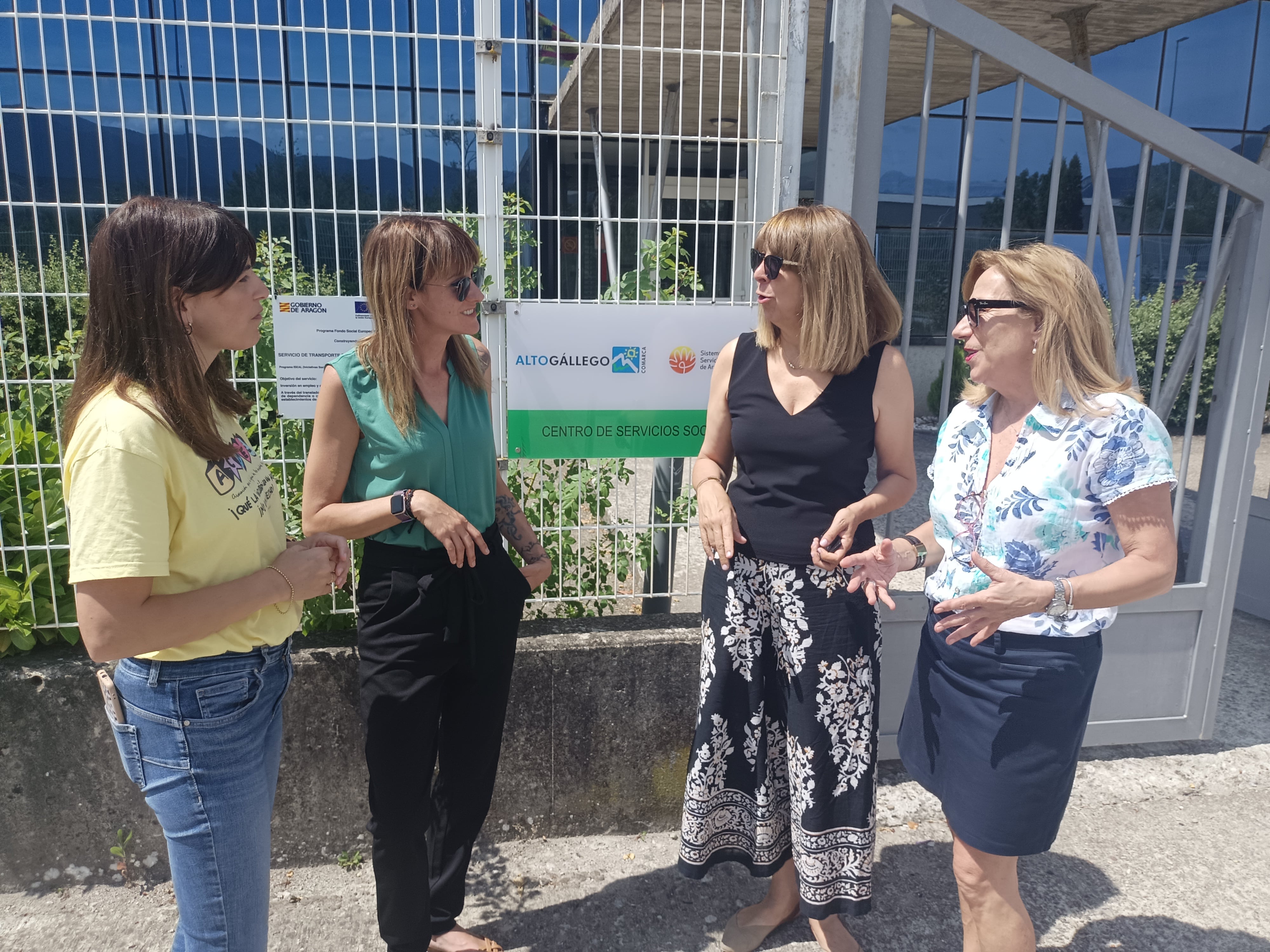 Lorena Cajal, junto a compañeras de partido frente a la sede de la Comarca del Alto Gállego