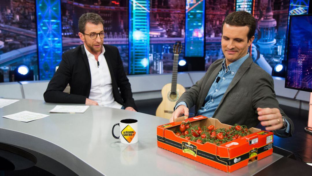 Pablo Casado entrega una caja de tomates de Almería.