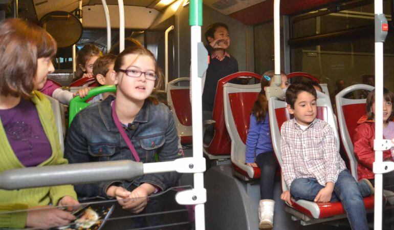 Niños en el interior de un autobús de la EMT de Valencia