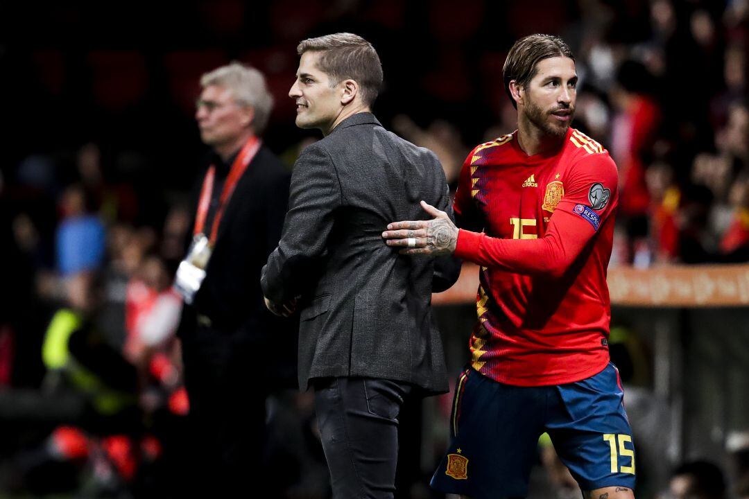 Robert Moreno y Sergio Ramos, en un partido de la selección española.