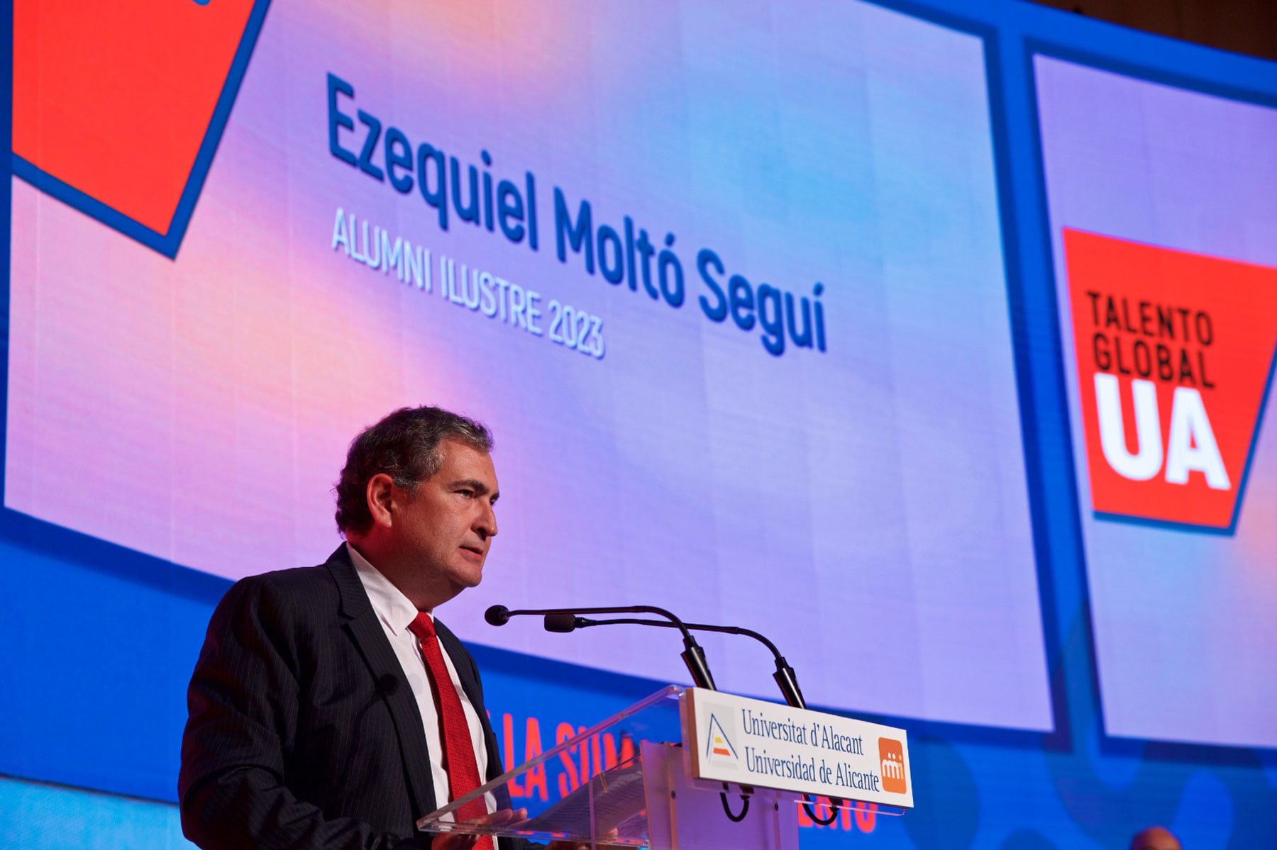 El periodista alcoyano Ezequiel Moltó durante su discurso de agradecimiento