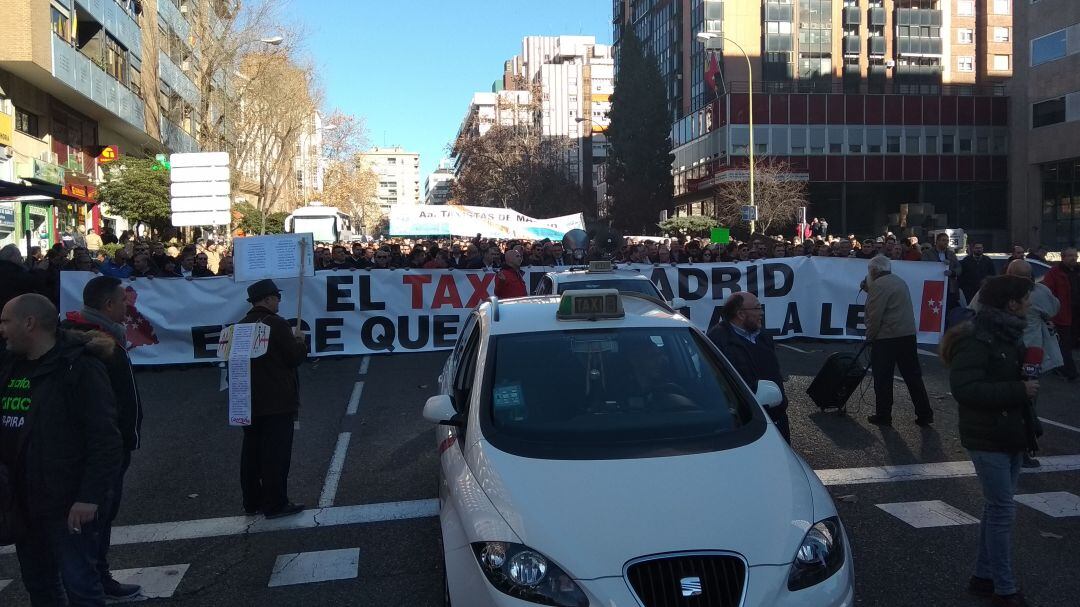 Taxistas en la última manifestación ante la Dirección General de Transportes de la Comunidad de Madrid. 