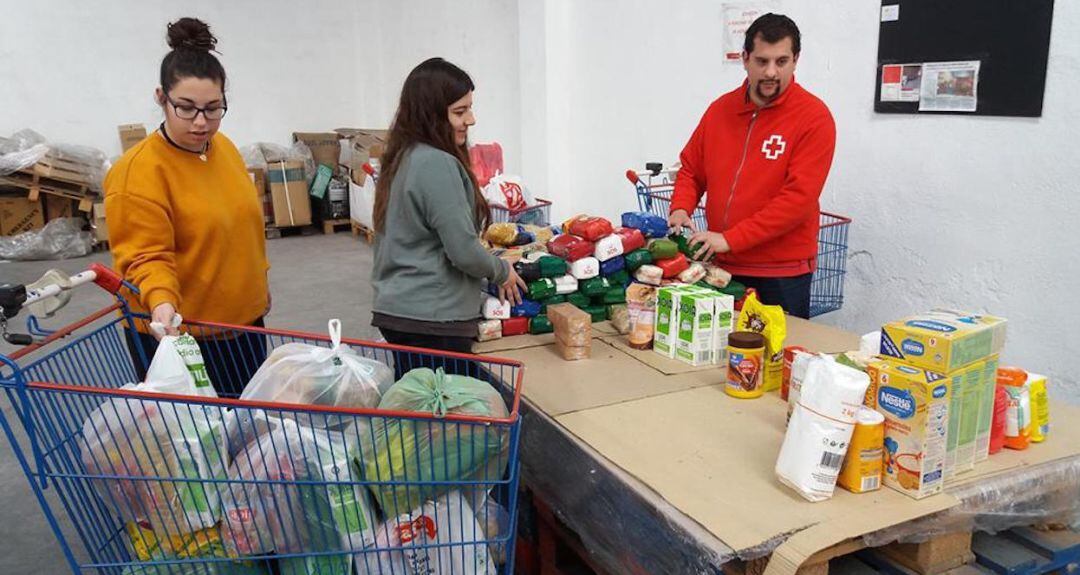 Tres voluntarios participan en una actividad de Cruz Roja Jaén.