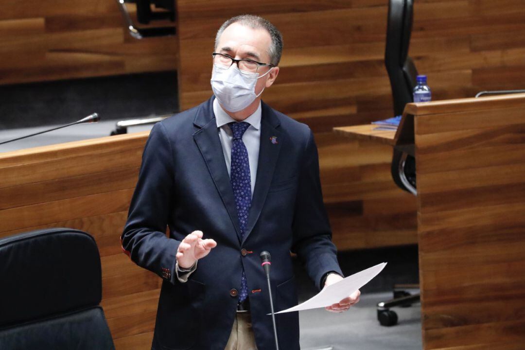 El consejero de Salud, Pablo Fernández, durante una intervención en el pleno. 