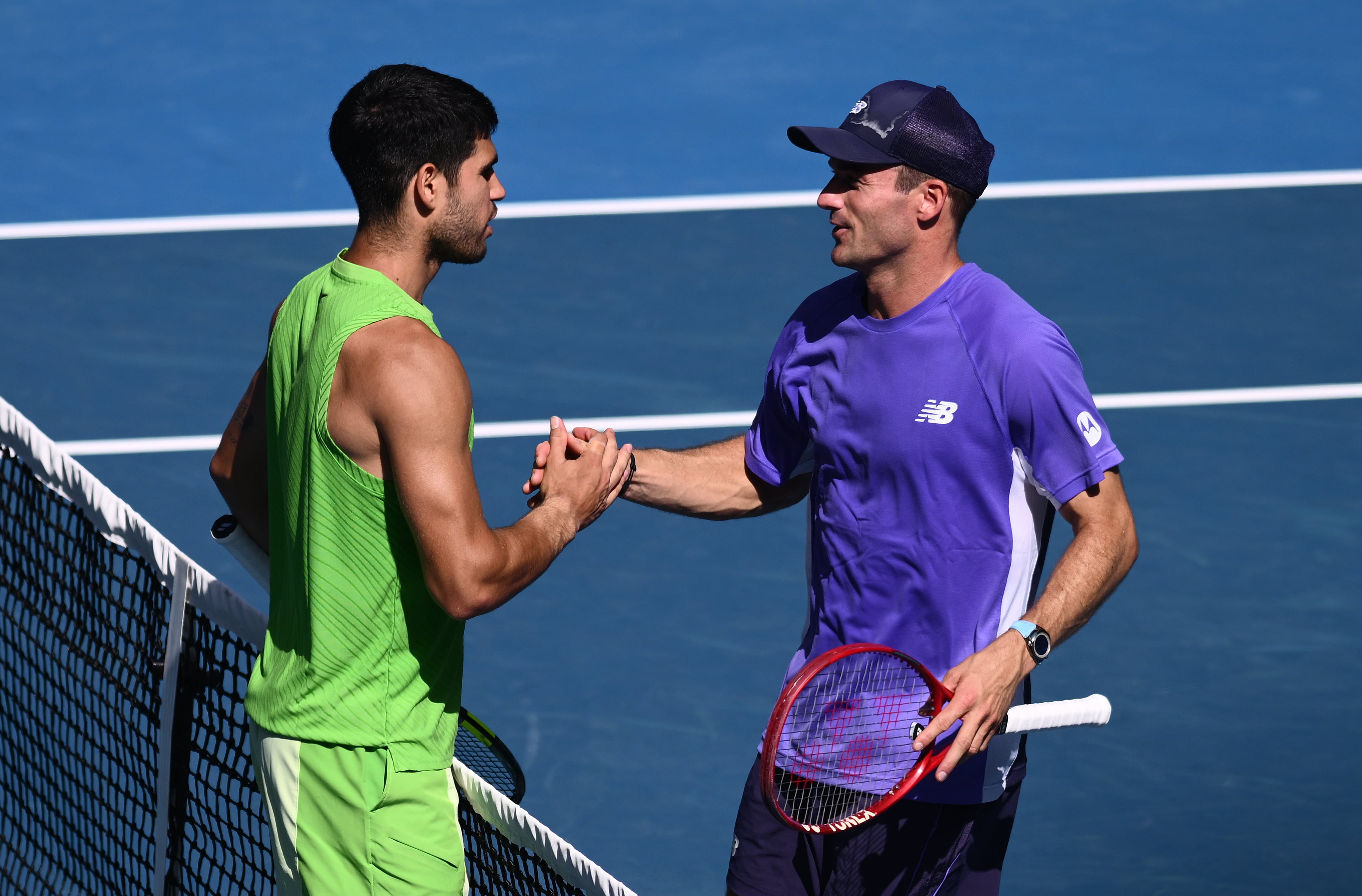 MELBOURNE (Australia), 25/01/2026.- Carlos Alcaraz of Spain reacts with opponent Tommy Paul of USA (R) following the Mens 4th round match on day 8 of the 2026 Australian Open tennis tournament at Melbourne Park in Melbourne, Australia, 25 January 2026. (Tenis, España) EFE/EPA/JAMES ROSS NO ARCHIVING AUSTRALIA AND NEW ZEALAND OUT