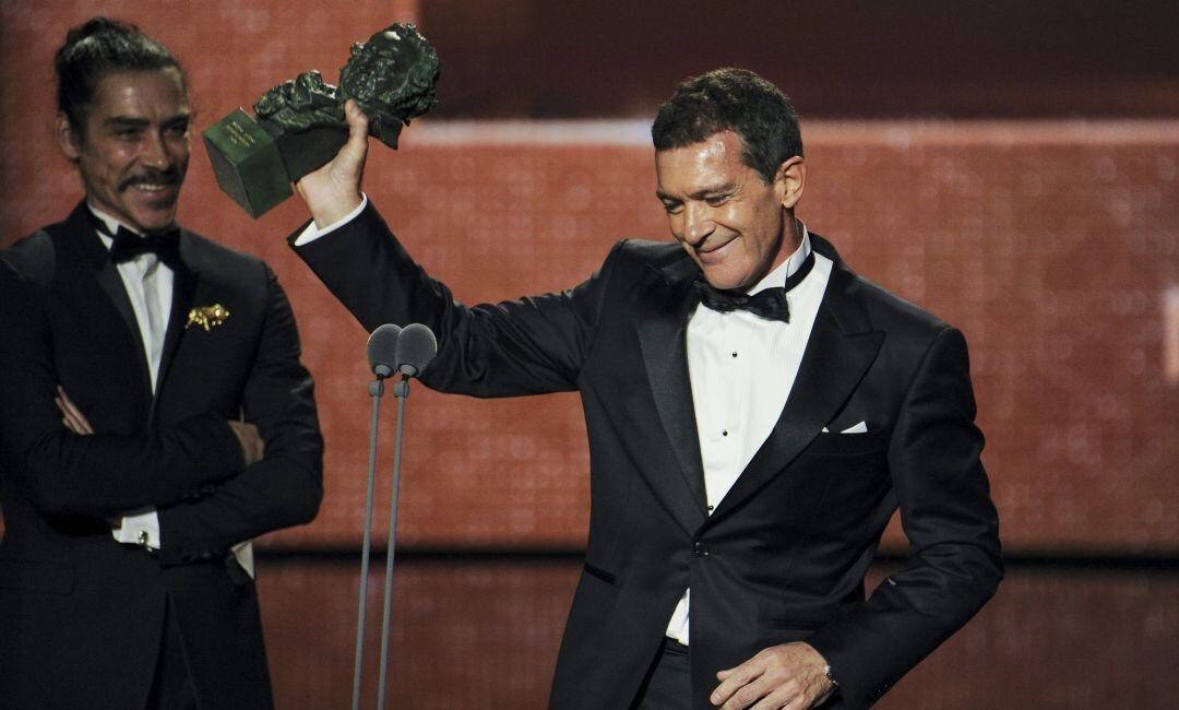 Antonio Banderas recibiendo el Goya por la película &#039;Dolor y Gloria&#039;.