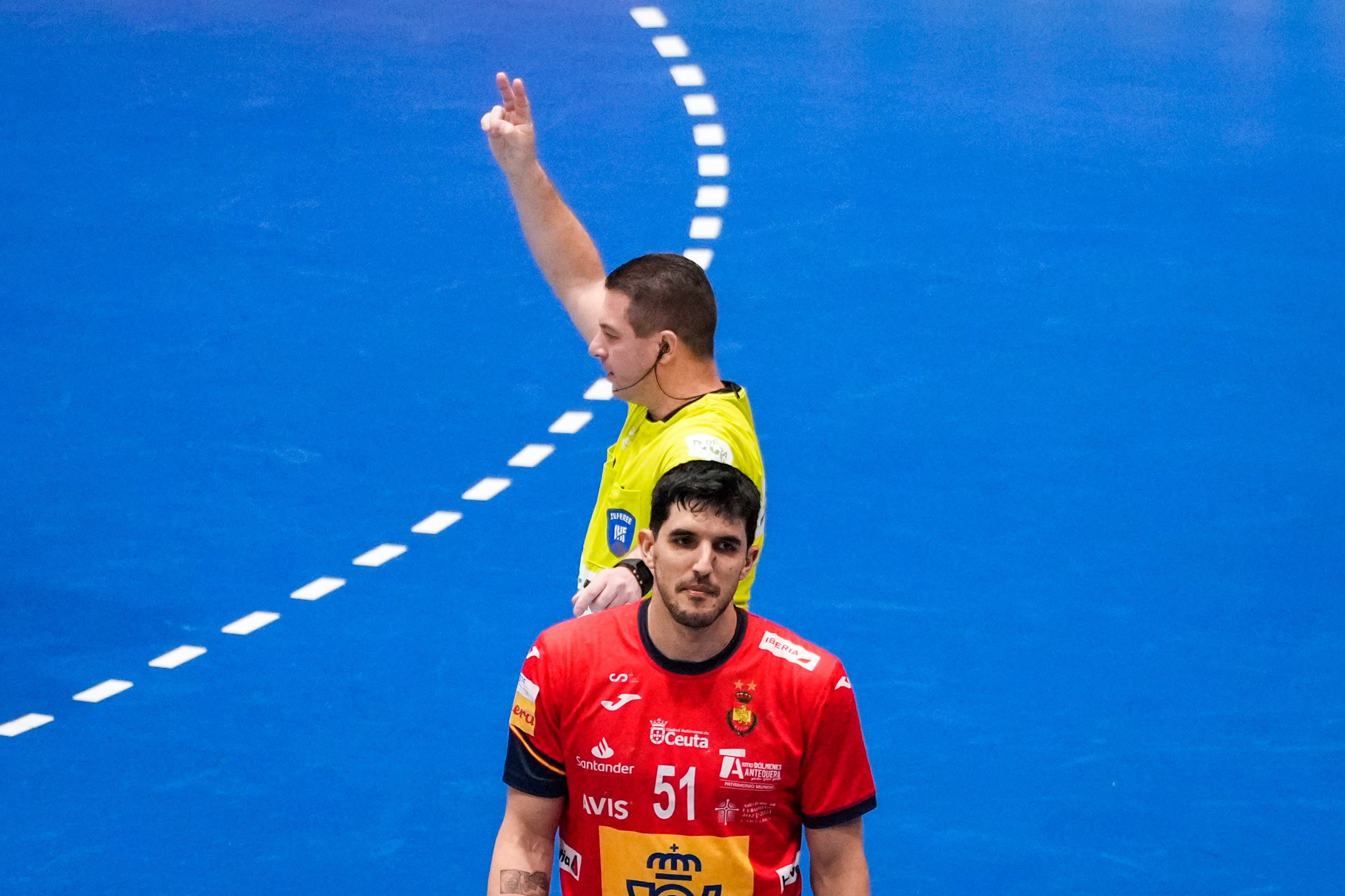 Fornebu (Norway), 24/01/2025.- Spain&#039;s Miguel Sanchez Migallon Naranjo receives a two-minute penalty during the IHF Men&#039;s Handball World Championship 2025 main round match between Spain and Portugal, in Oslo, Norwa, 24 January 2025. (Balonmano, Noruega, España) EFE/EPA/Beate Oma Dahle NORWAY OUT
