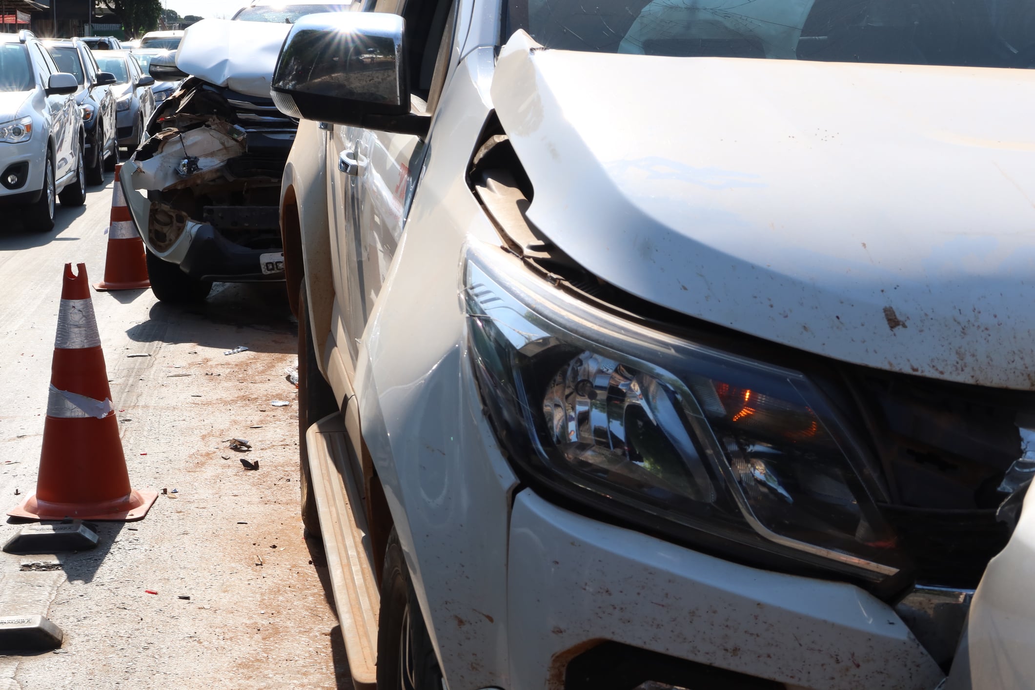 Varios coches involucrados en un accidente en cadena.