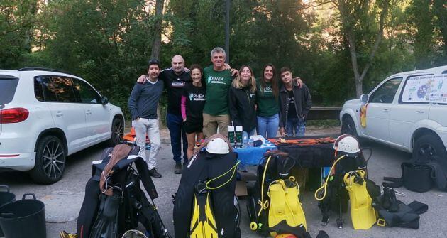 Equipo que participó en la recogida de bazuraleza.