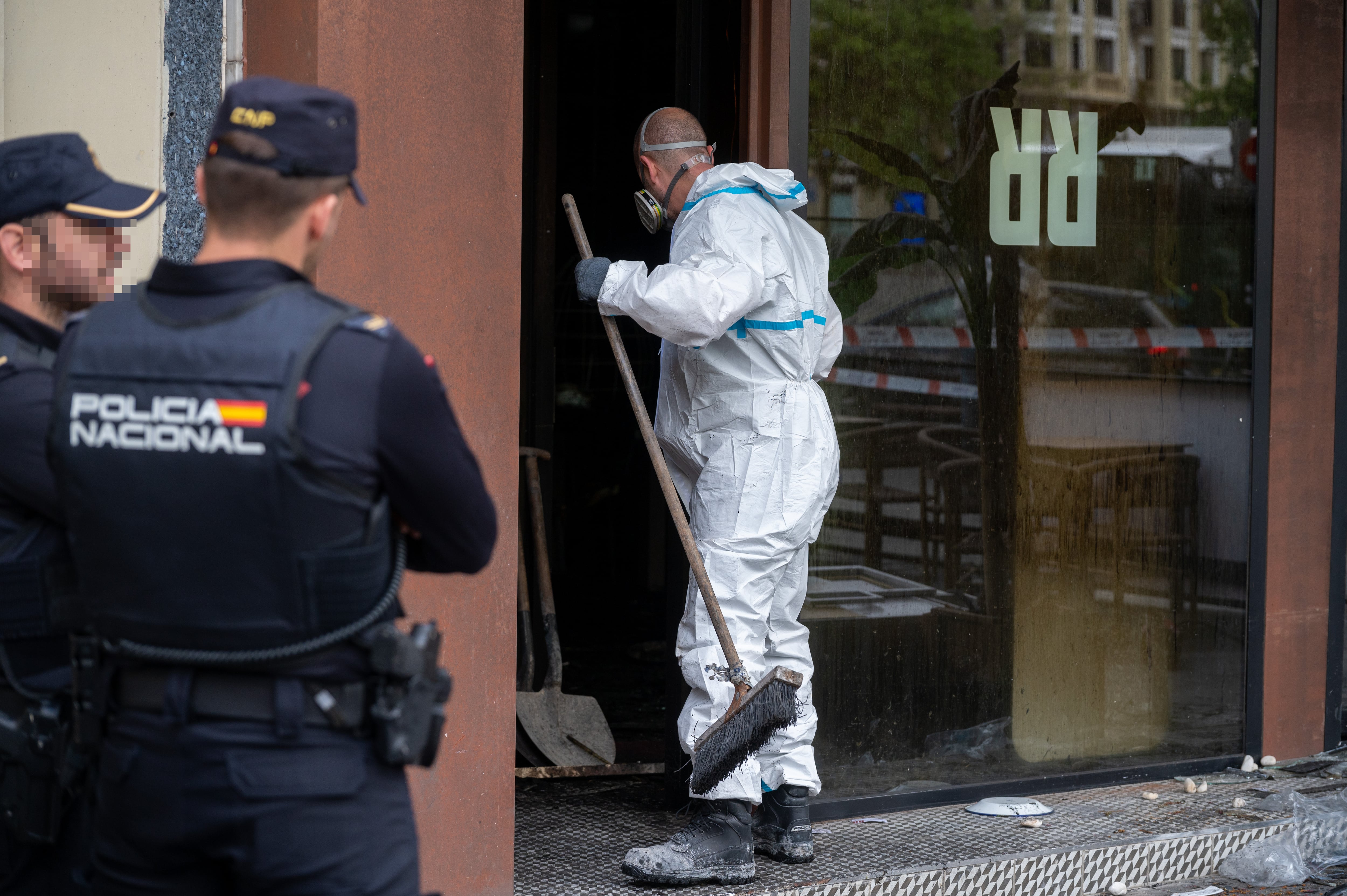 Imagen este sábado del exterior del restaurante donde anoche se produjo un incendio en el que murieron dos personas en la glorieta de Manuel Becerra en Madrid.