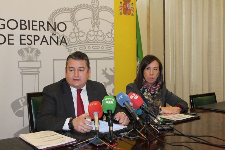 Rueda de prensa del delegado del Gobierno en Andalucía, Antonio Sanz, junto a la subdelegada del Gobierno en funciones en Granada, Eva Blanco