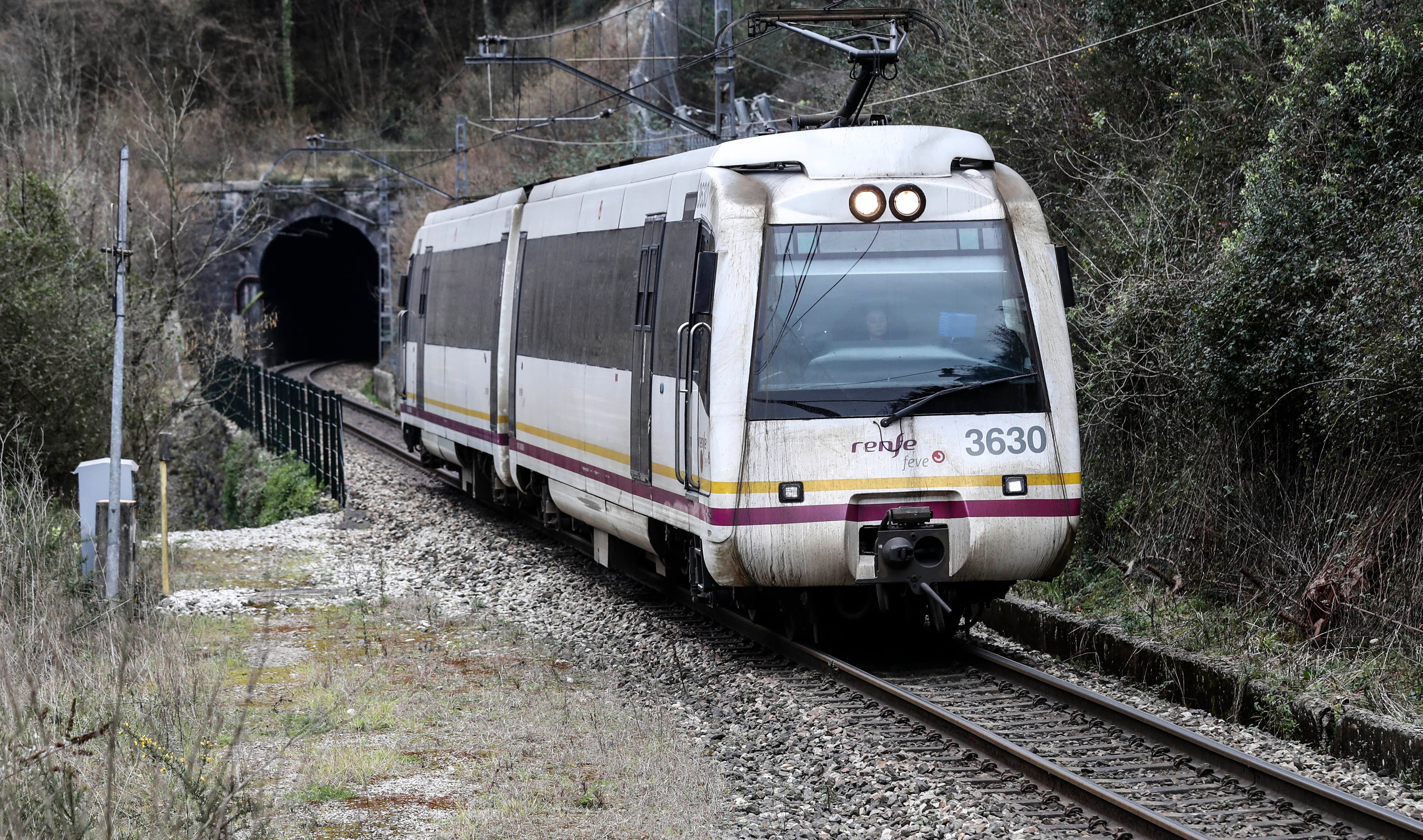 OVIEDO (ASTURIAS) 21/02/2023.- Un tren de Feve sale este martes de uno de los túneles de la estación de San Esteban de Nora. El transporte de Renfe y Feve será gratuito en Asturias y Cantabria durante el tiempo que dure la fabricación de los trenes que, como consecuencia de un fallo de diseño, no cabían por algunos túneles del recorrido. Los nuevos trenes de ancho métrico para Cantabria y Asturias estarán circulando en los primeros meses de 2026, según prevé el Gobierno, que, mientras, acondicionará los actuales, ampliará la contratación y nombrará un comisionado para la ejecución de los planes de Cercanías de esas comunidades. EFE/J.L.Cereijido
