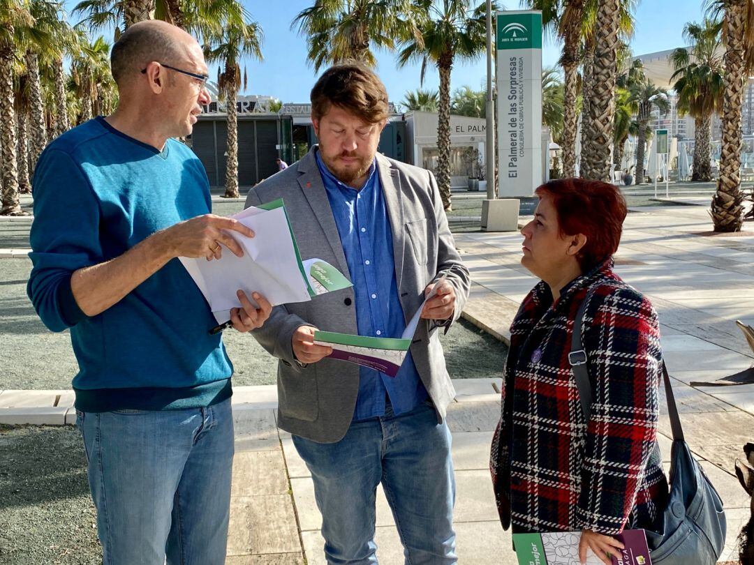 Los tres ediles de Adelante Málaga, Eduardo Zorrilla, Nicolás Sguiglia y Paqui Macías, durante la presentación de la moción sobre la tasa turística 