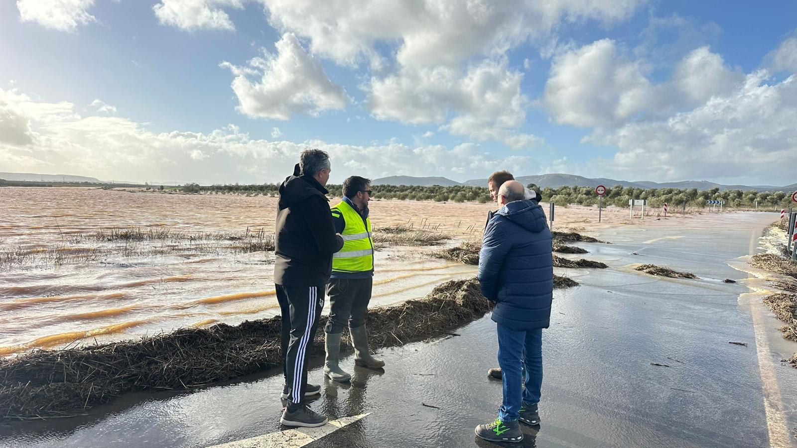 Adrián Fernández, alcalde de Malagón, durante la visita a algunos de los caminos rurales afectados por el temporal