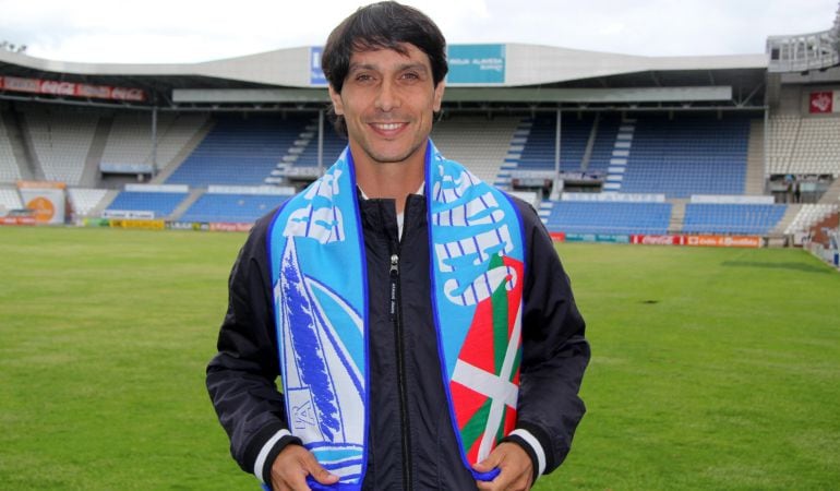 Sergio González posa con la bufanda del Alavés en el césped de Mendizorroza.