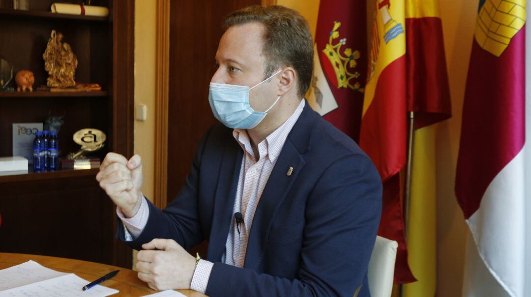 El alcalde, Vicente Casañ, en su despacho