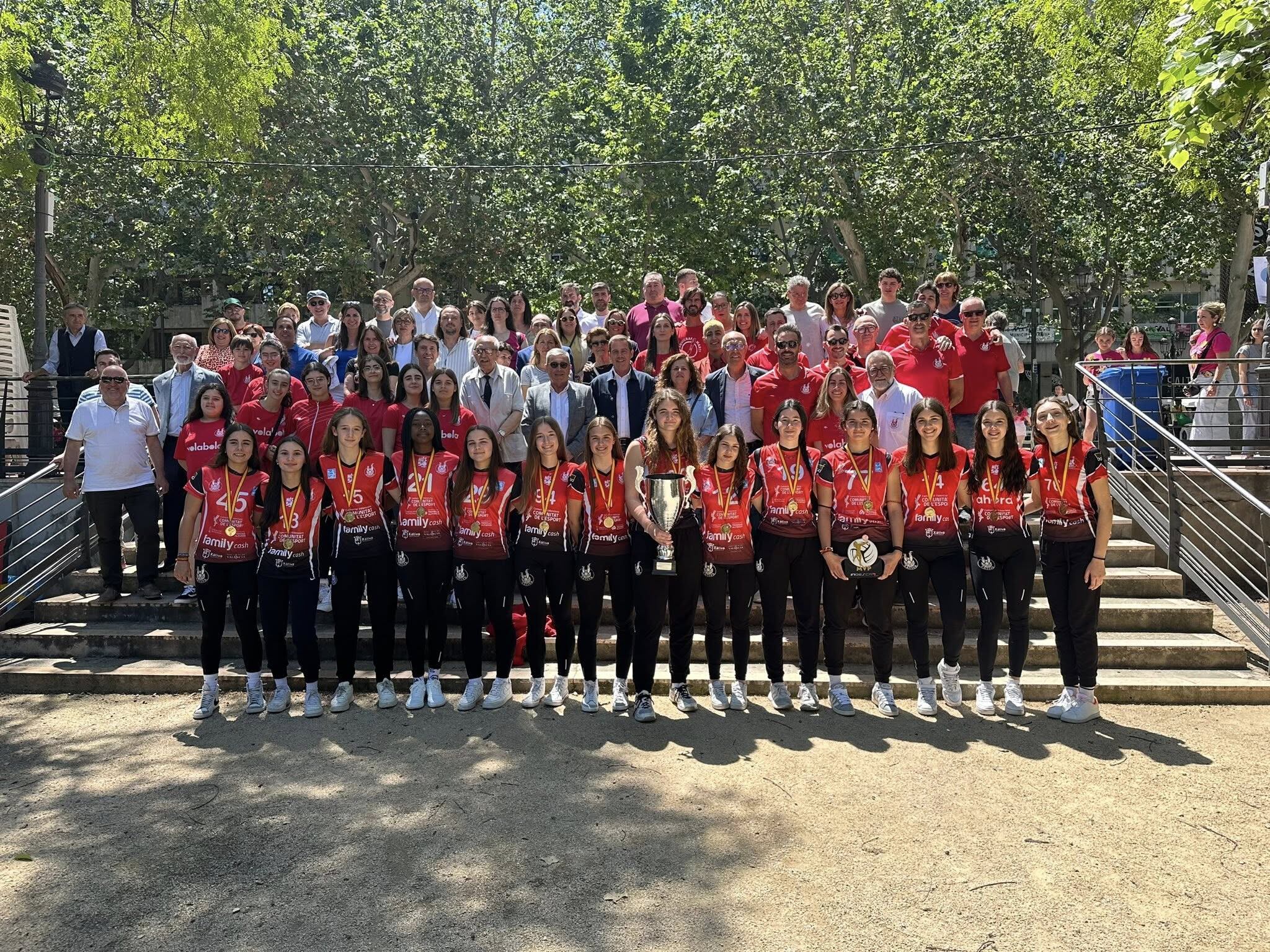 Foto de familia del CV Xàtiva y la Corporación