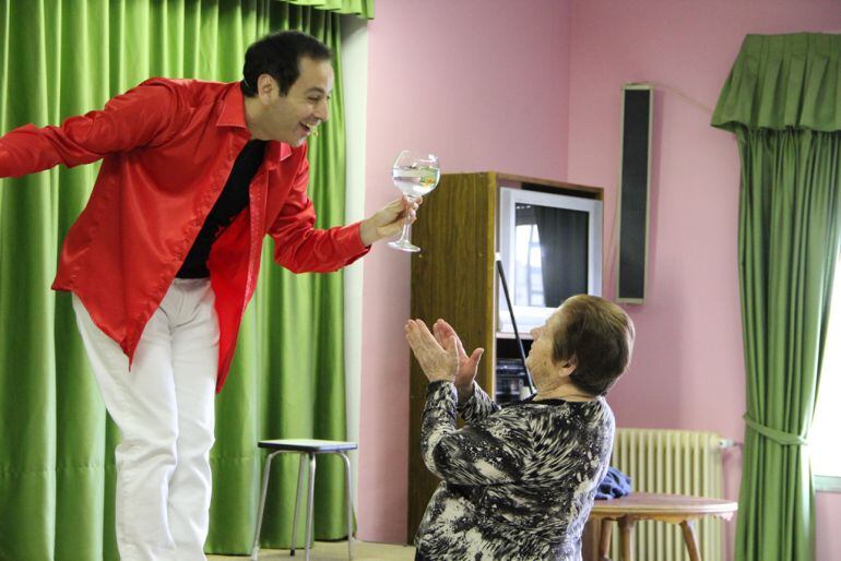 Ángel Simal durante la actuación en la residencia de ancianos El Alamillo en Cuéllar