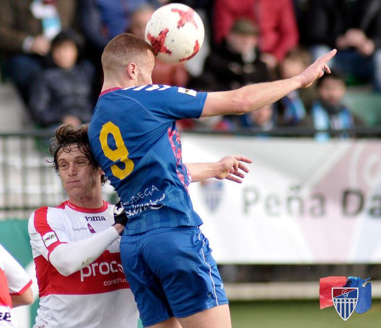 Agus Alonso remata un balón de cabeza