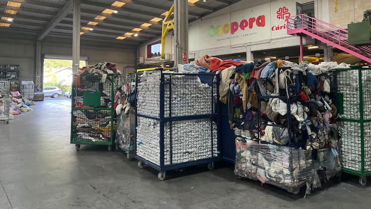 Koopera: de los contenedores a las tiendas de segunda mano, el viaje de la ropa en Euskadi