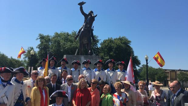 Invitados y personas ataviadas como soldados españoles durante la inaguración de la estatua de Gálvez en Pensacola(2018) - Diputación de Málaga